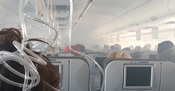 旅客機のエンジンが炎上！煙が立ち込める機内の緊迫の様子。それでも冷静な乗客の対応が素晴らしい。