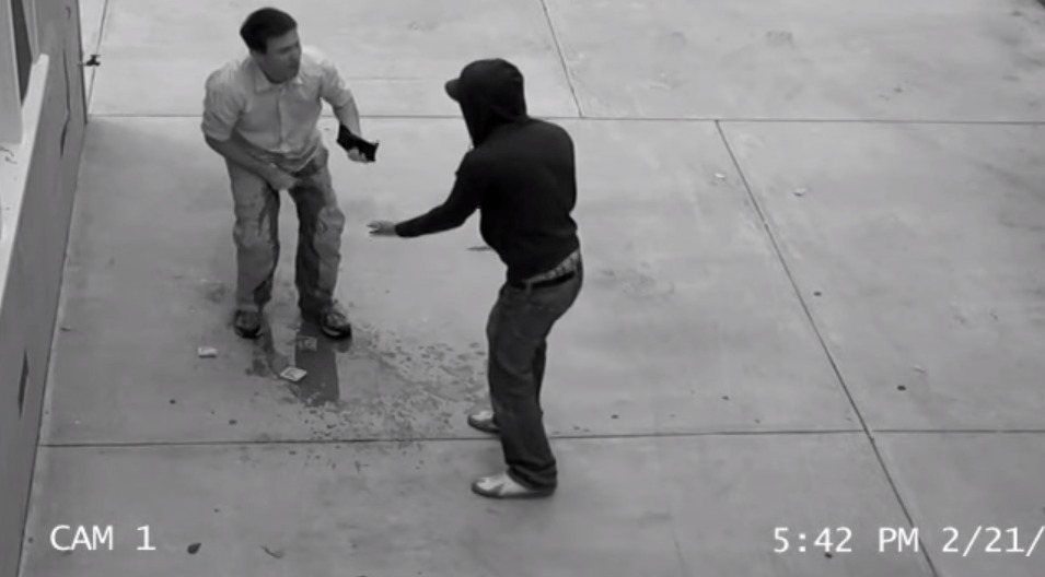 【衝撃映像】強盗に襲われた男性が漏らしてしまった結果、焦った強盗が逃げ出す！？