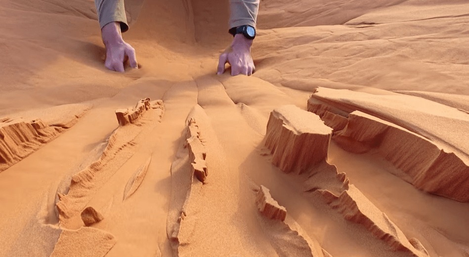 サハラ砂漠で砂遊び！不思議な砂の動きを見ているだけでめちゃ楽しい！！
