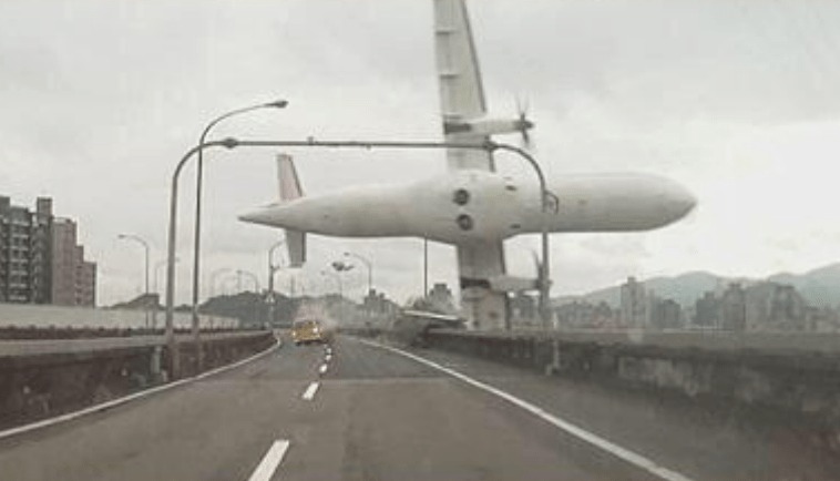 台湾で2月4日、飛行機が墜落する事故が発生！ドライブレコーダーに偶然その瞬間が撮影される！