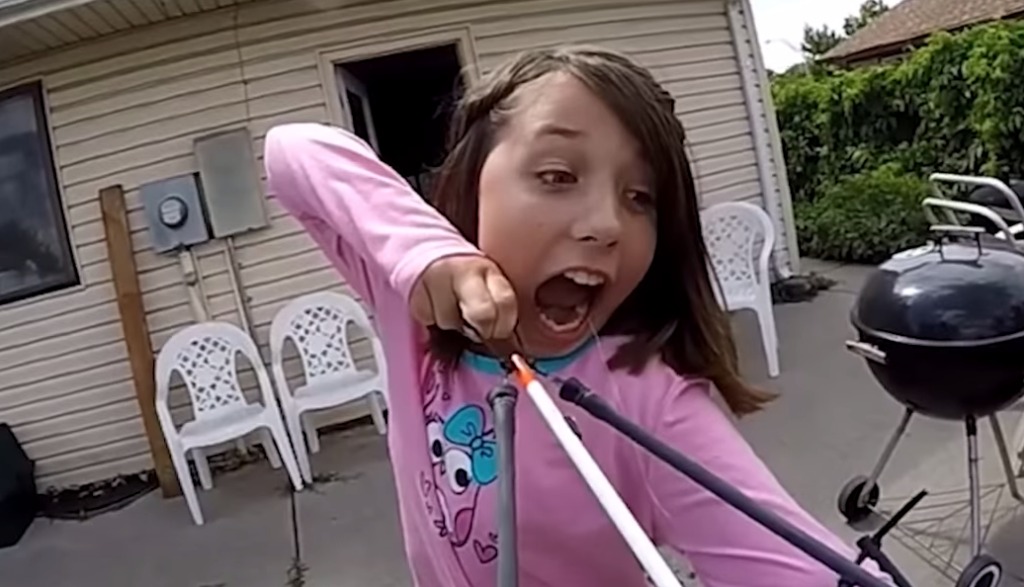 アメリカの少女が弓矢を使って歯を抜いてる！！