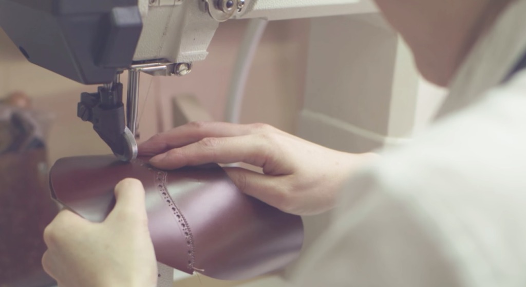 「世界一の革靴」を作る日本人女性の職人技が、もはや芸術の域！！
