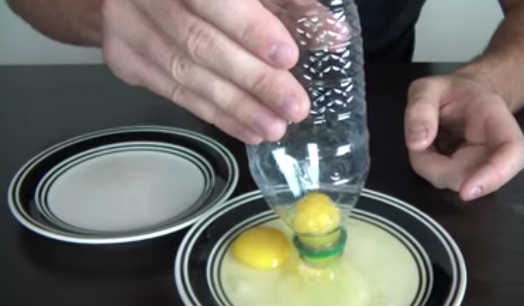 ペットボトルを使って生玉子の黄身と白身を分ける超簡単な方法！！