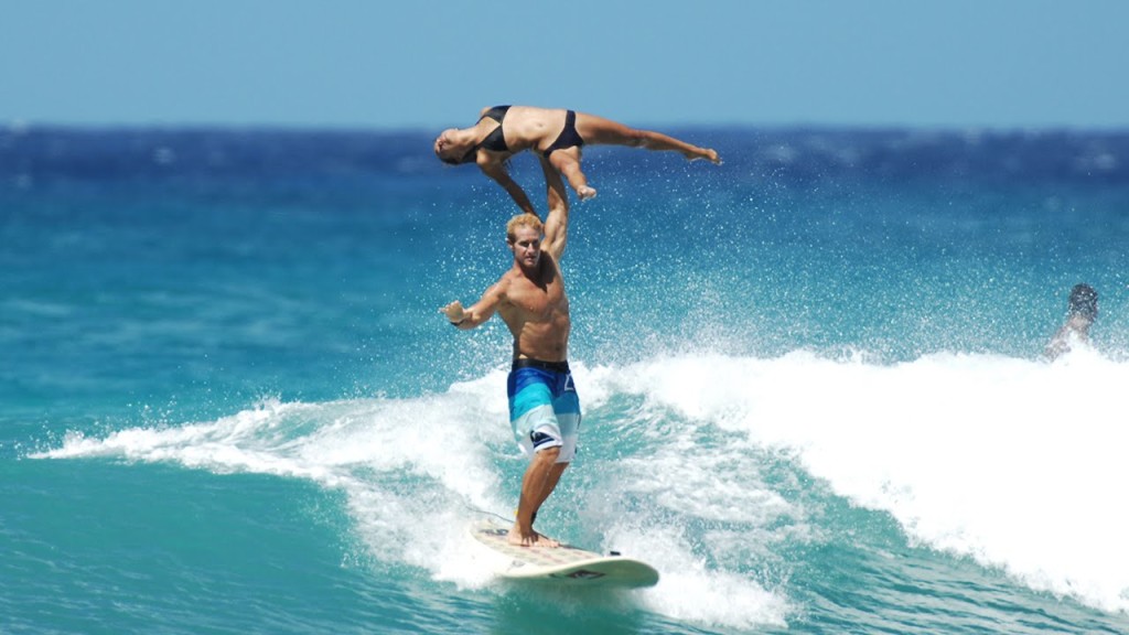 【神業】サーフィンをしながら難易度の高いペア体操をキメまくる！！