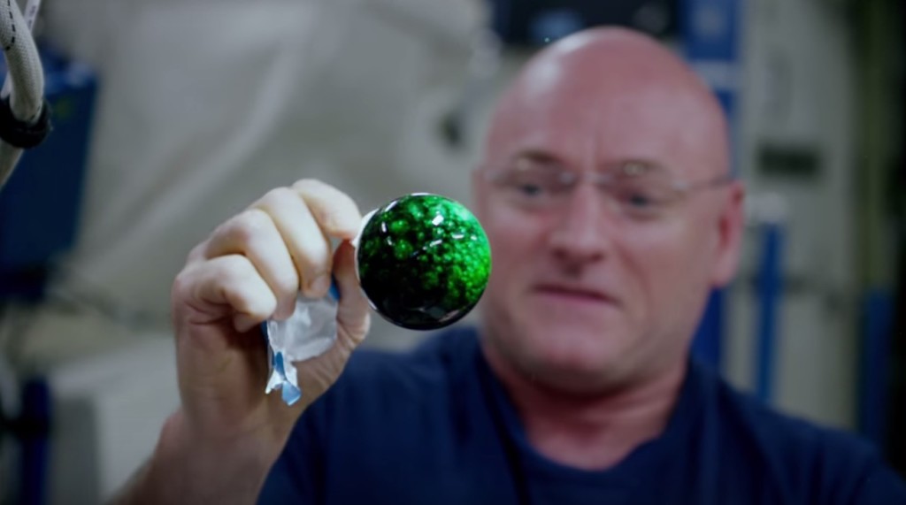 【NASA】無重力空間に浮かぶ「水の玉」に着色していく映像が、息を飲む美しさ！！