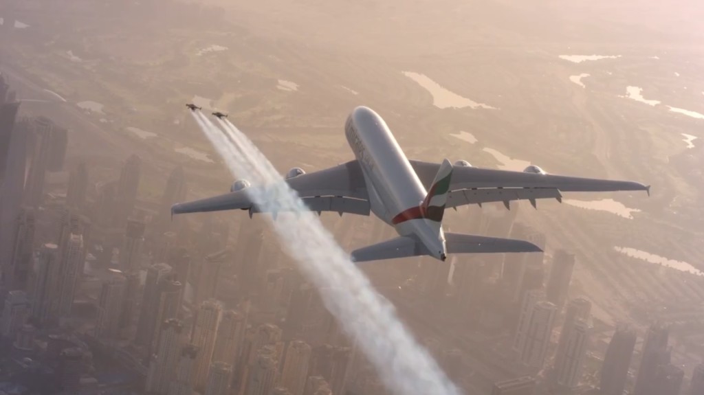 翼を持った生身の人間「ジェットマン」が旅客機と一緒にドバイの大空を飛ぶ！！