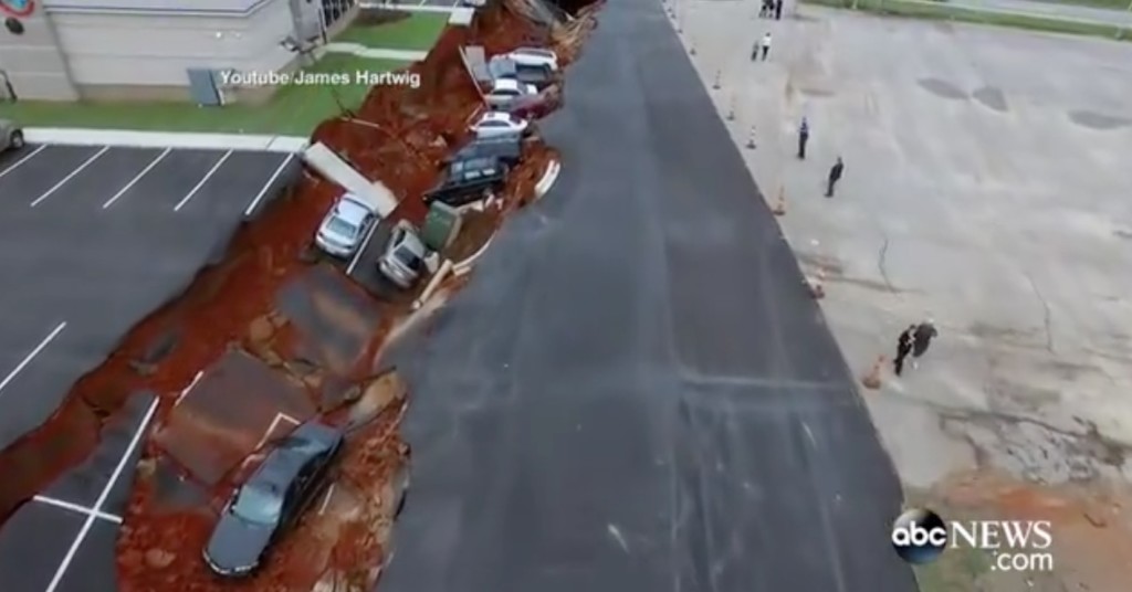 アメリカで地割れ、15台の車が穴に飲み込まれる！空撮映像で見るとその巨大さがよく分かる。