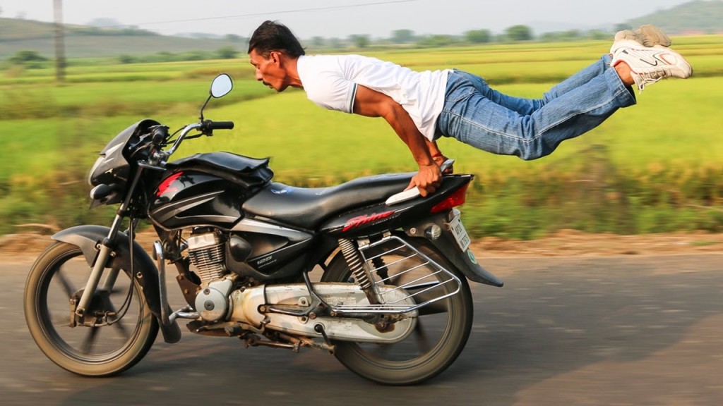 インドすごい！インドのヨガおじさん。バイクの上でヨガ！