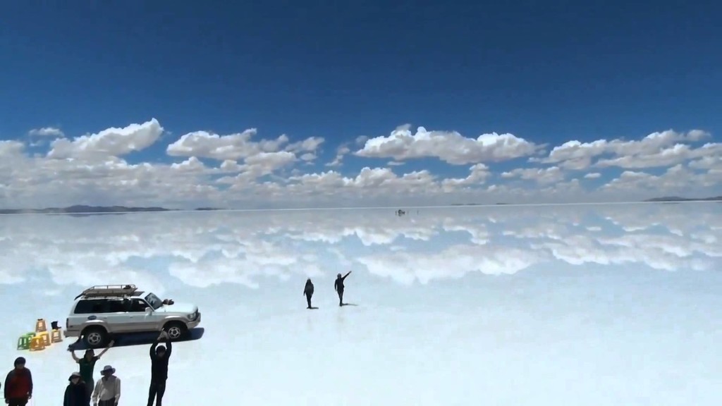 まさに「天空の鏡」！ウユニ塩湖をドローンで空撮したら、天国みたいな絶景が撮れた！！