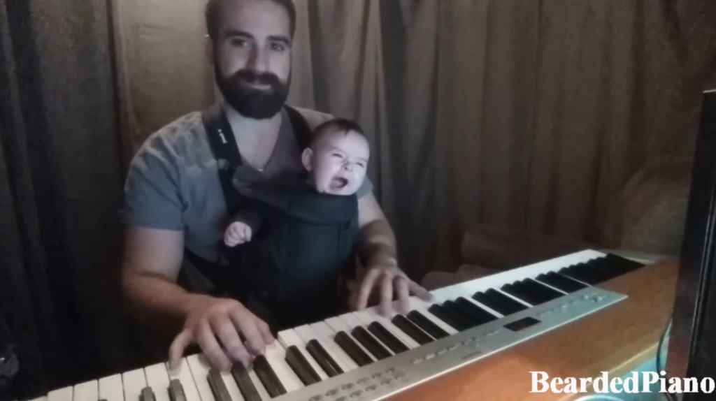 なかなか寝ない赤ちゃんに、パパが素敵なピアノ演奏を聴かせた結果、、