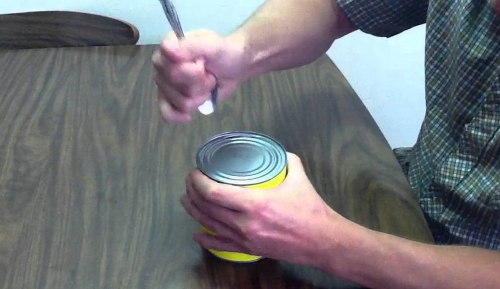 非常時に役立つ、スプーンや石で缶詰を開ける方法