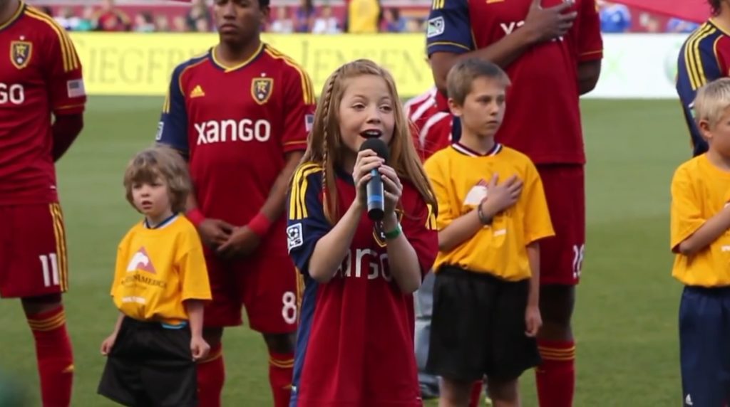【鳥肌】アメリカサッカーの試合で国歌斉唱する11歳の女の子の歌唱力が凄い！！