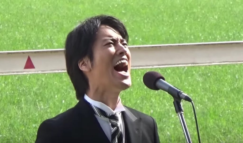 「浦ちゃん」こと桐谷健太さんが日本ダービーで国歌独唱！音が割れるほどの大声量でびっくり！！