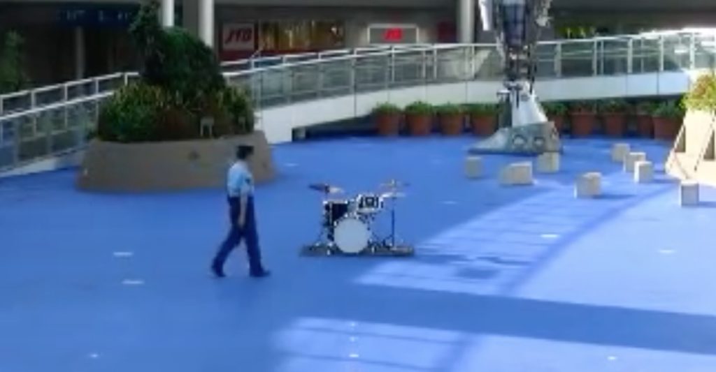 【愛知】広場にドラムを見つけた警察官。注意するのかと思いきや、驚きの展開に！！