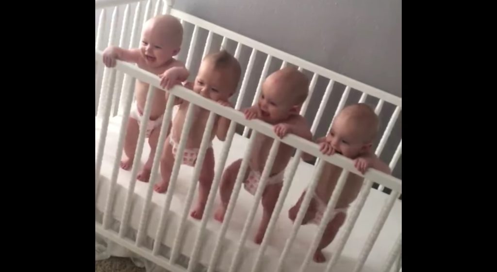 破壊力抜群！四つ子の赤ちゃんがお腹をくすぐられて笑いの大合唱！！