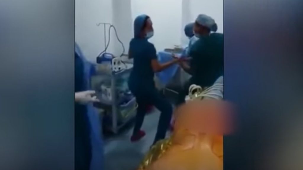 ありえない、、開腹手術中、麻酔で眠っている患者の横で踊って悪ふざけする医師やナースの映像が物議