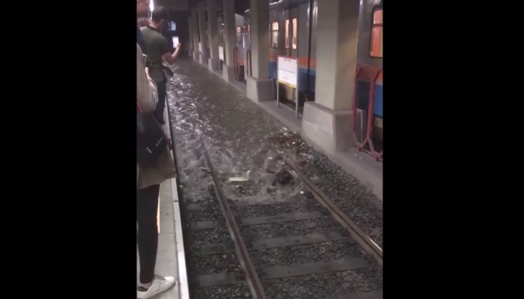これは怖い、、大雨で地下鉄に水が流れ込んできた！