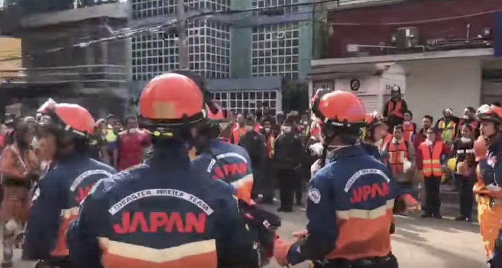 メキシコ地震で活動していた日本の救助チームが、人々から「日本式」で感謝の気持ちを贈られる