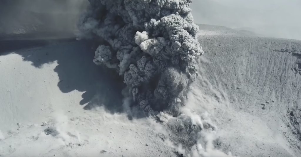 【九州】新燃岳の噴火をドローンで近距離から撮影した動画がスゴい！