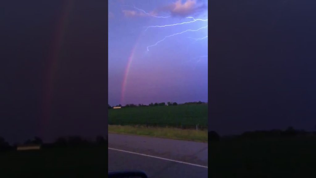 雷と虹が同時に発生するレアな場面を収めた映像が美しい。