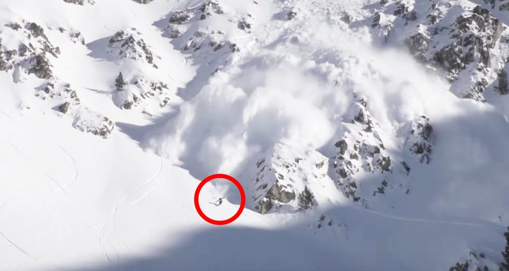 スノーボーダーの後方で雪崩が発生！必死に逃げる映像が怖すぎる！