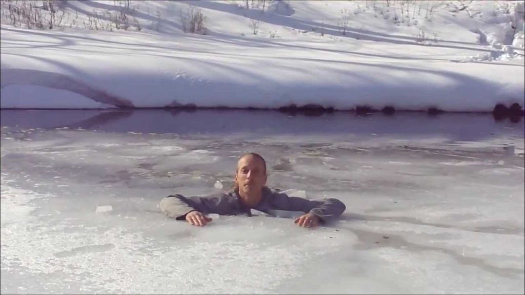 【サバイバル】氷が割れて落ちてしまった時に脱出する方法がタメになる！
