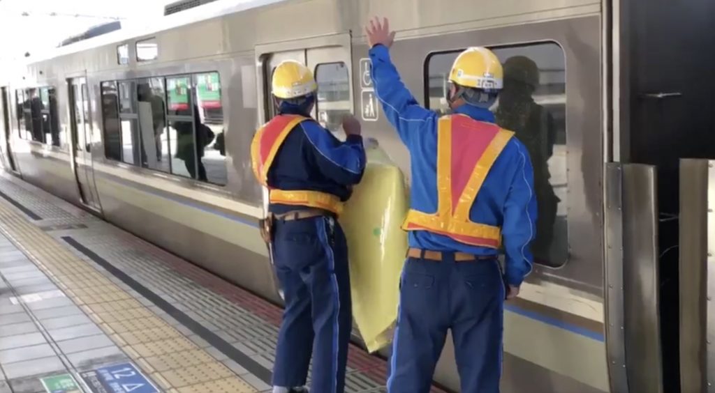 JR姫路駅で、割れたガラスを修理中に電車が発車！危険な状況に作業員がブチギレる動画が話題に
