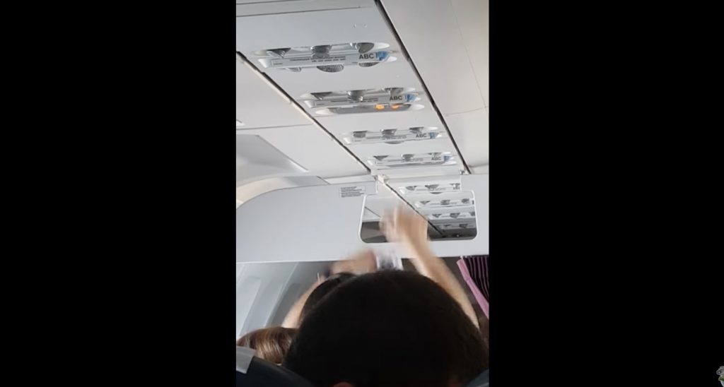 飛行機の機内でとんでもないものを乾かす女性が話題に！よく恥ずかしくないな^^;