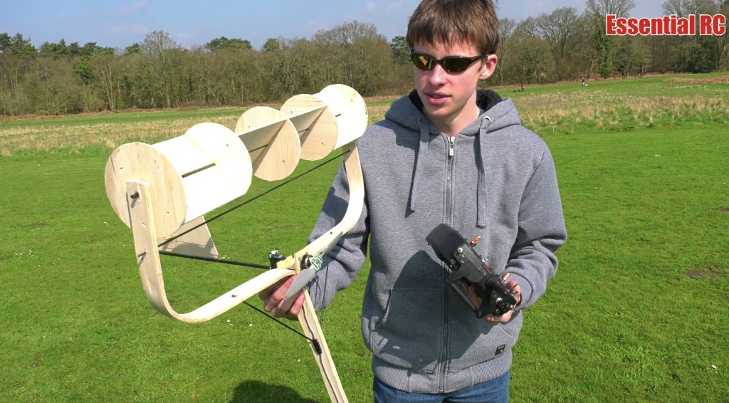 「飛ぶわけないと思った」「天才だ」少年が作った凄い形のラジコン飛行機に大人もびっくり！
