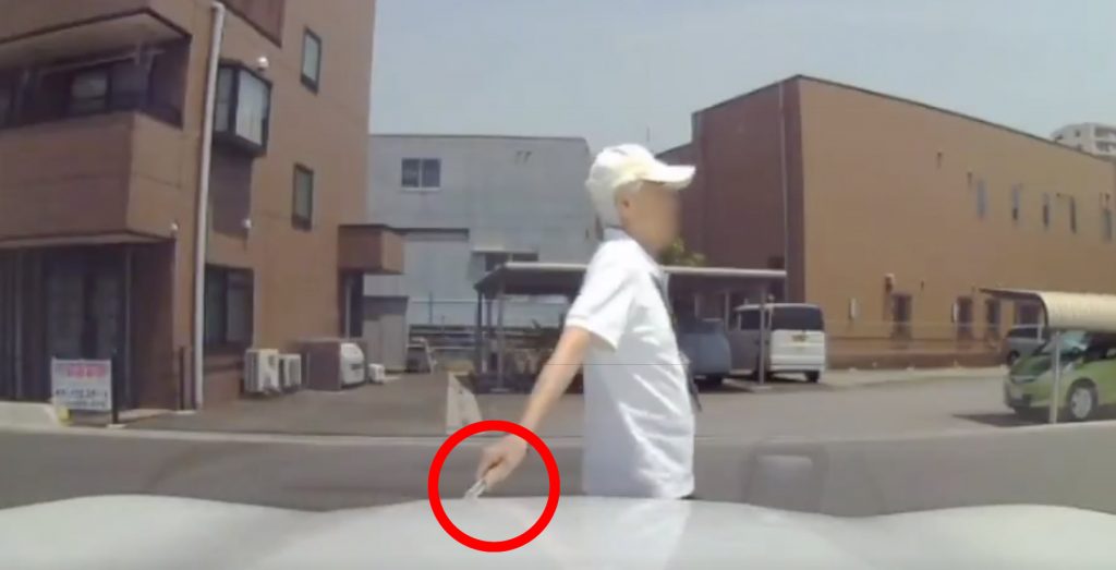 【日本】澄ました顔で平然とカッターナイフで高級車に傷をつける老人が撮影される！