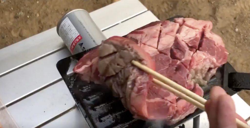 【日本】美味しそうなステーキの動画を撮影中に悲しすぎることになってしまい、世界中で話題に笑