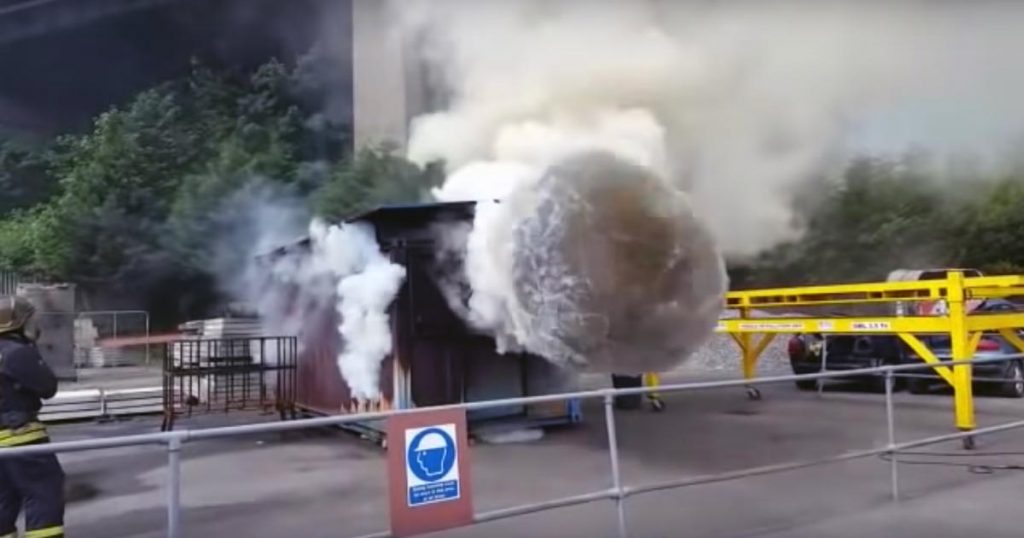 「バックドラフト」を再現した実験動画に鳥肌！もくもく出ていた煙が一気に爆発！
