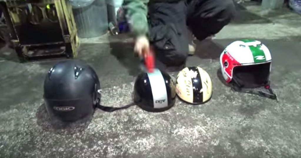 日本・イタリア・中国・台湾のヘルメットを、金属製のハンマーで思いきり叩いて比べた動画が話題に！