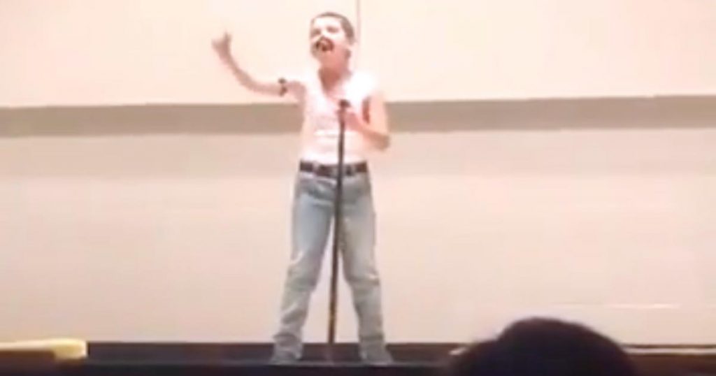 9歳の少年が発表会でフレディ・マーキュリーの口パクパフォーマンスを披露！会場は大盛り上がりに！