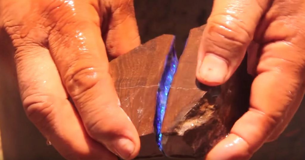 【鳥肌】ラピュタを思い出す、、一見ただの石なのに、ハンマーで割ると青く輝く美しい姿を現す非常にレアな鉱石の動画が話題に！