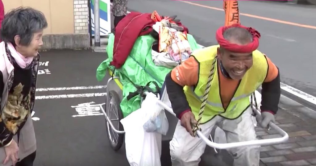 スーパーボランティアの尾畠春夫さんが、東京から大分まで1300kmを歩いて帰宅中！賞賛の声に対する返答もさすがすぎる！