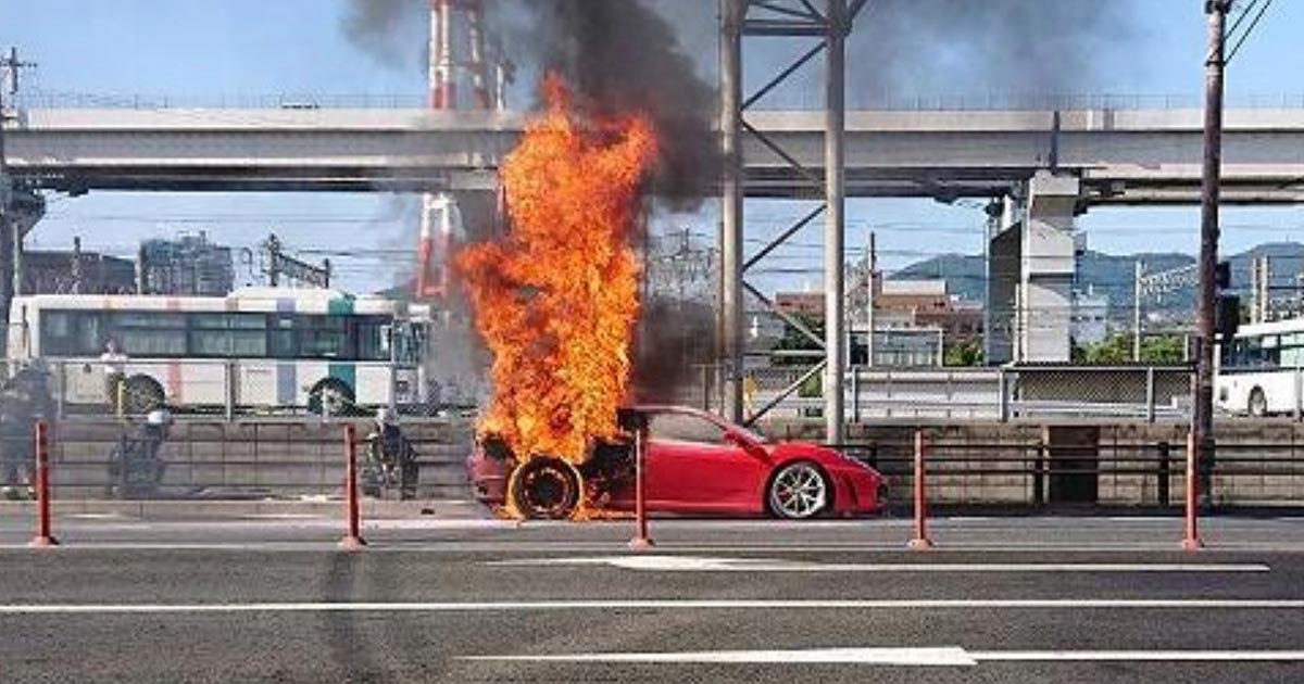 【福岡】信号待ちをしていたフェラーリから出火！4メートル近い炎が上がる！