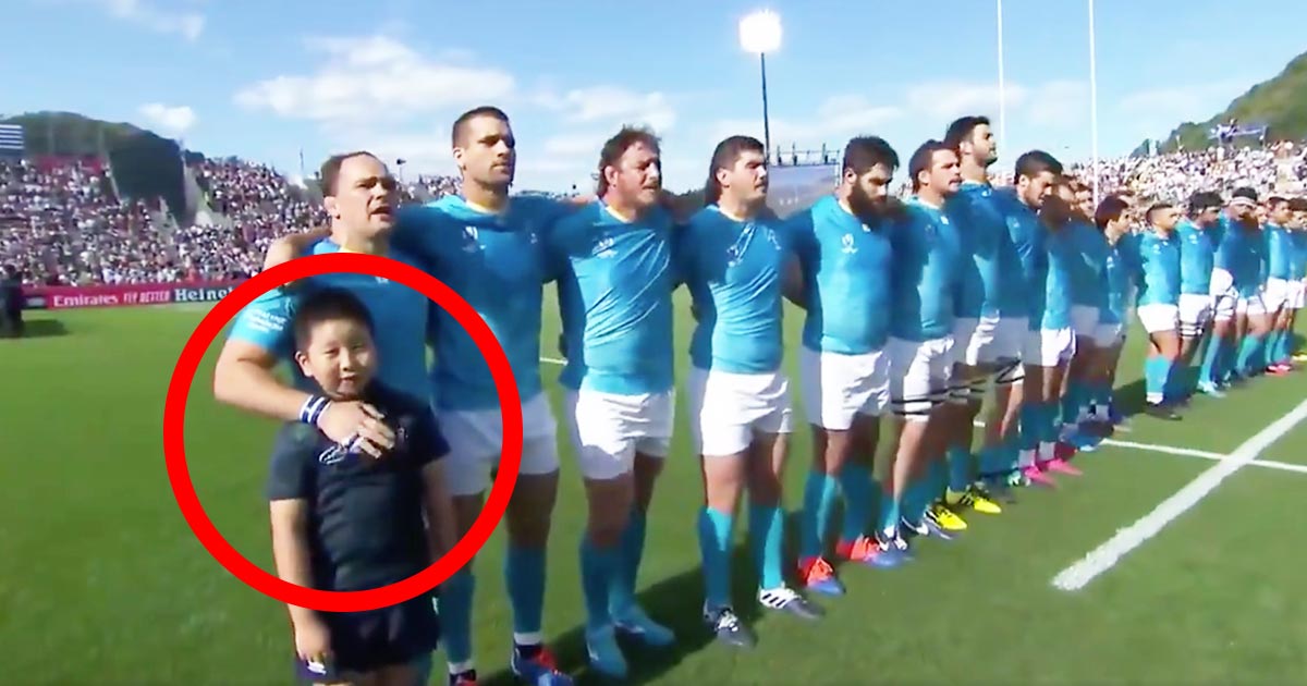 【ラグビーW杯】「日本人に感謝します」「これがおもてなしスピリットか！」ウルグアイ代表の国歌を選手と共に歌う日本人少年が絶賛される！