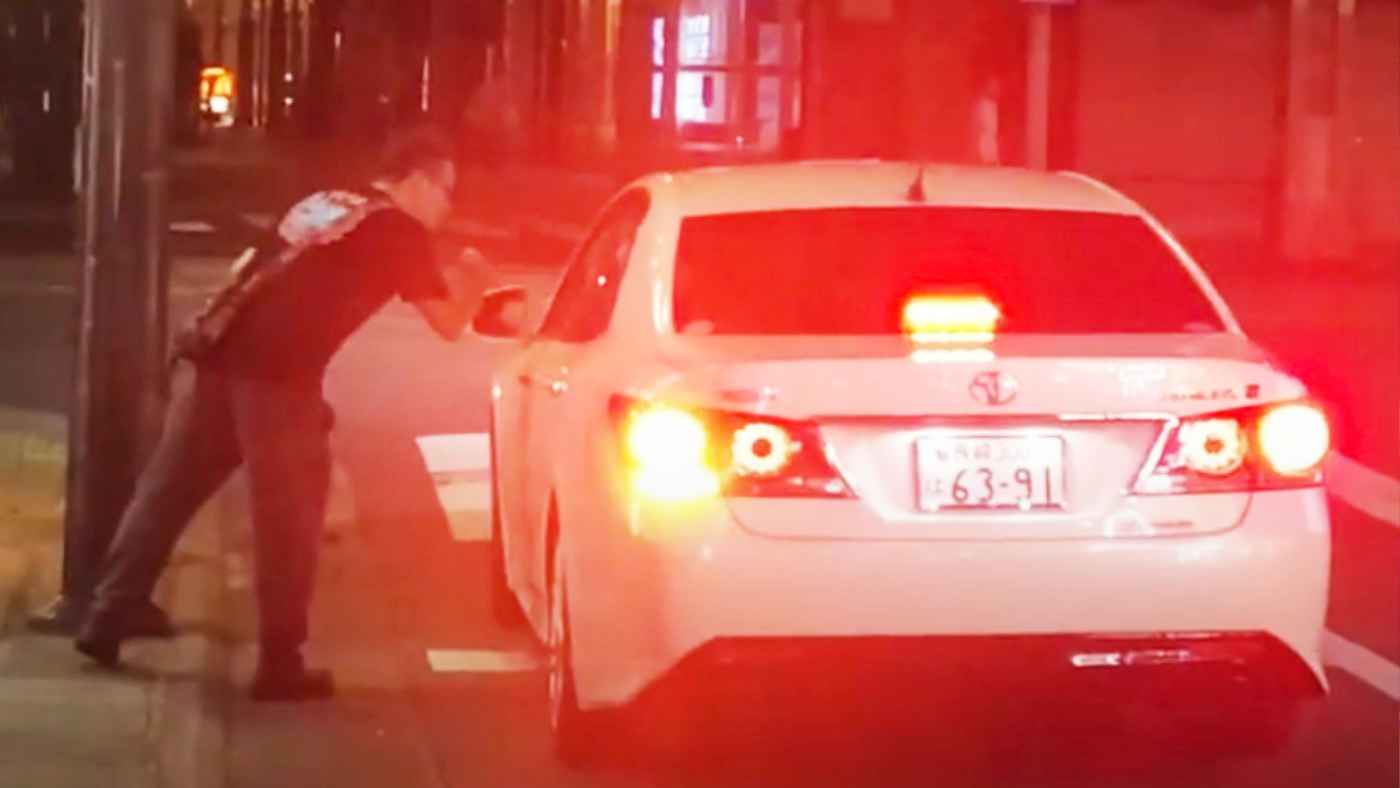 「職権濫用だ」覆面パトカーが一方通行の道に進入、赤色灯点灯で強行突破！近くにいたパトカーも見て見ぬふり！