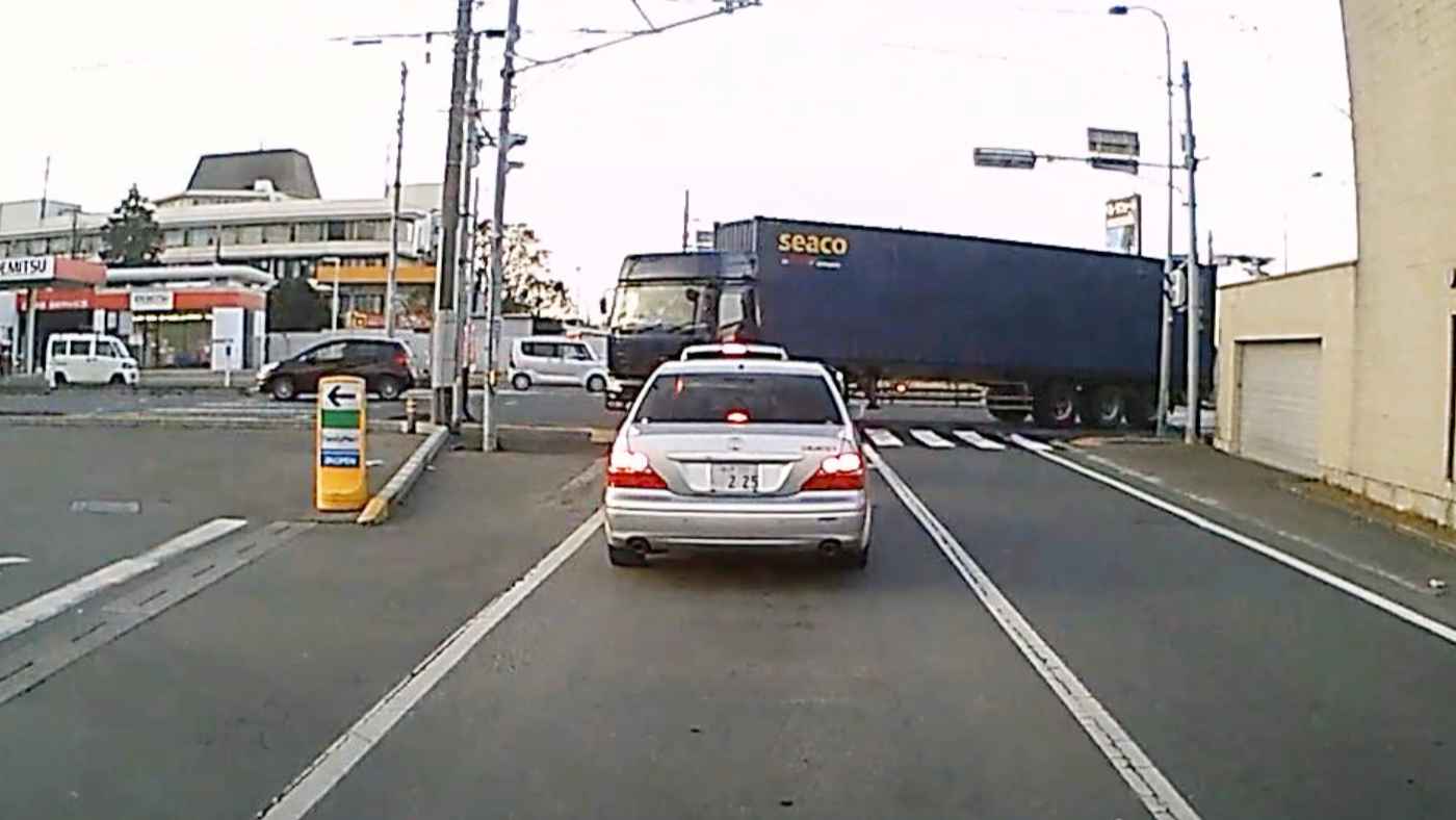 【神業】さすがプロの技！狭い道で一発で左折するトレーラートラックのドライバーが凄い！