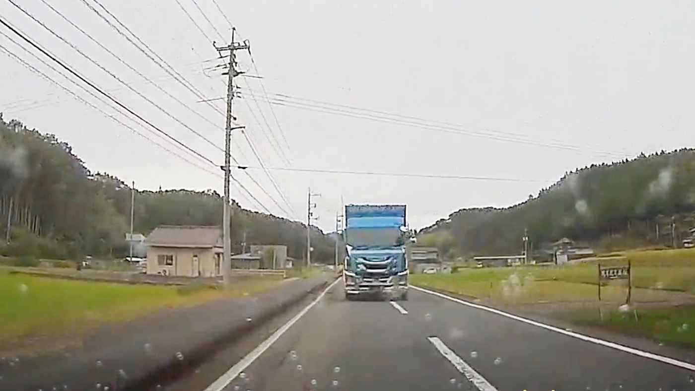 車線をはみ出して向かってくる大型トラック！ヤバすぎる瞬間の動画が話題に！